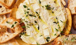 Tobulas čiobrelių ir česnakų keptas sūris - puiki idėja šventiniam stalui