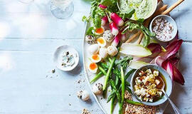 Pavasariu dvelkianti užkandžių lėkštė - privalote išbandyti