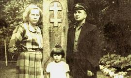 Aldona Kalinkaitė su krikšto tėvais Marija ir Kazimieru Požerauskais prie paminklo „Už laisvę žuvusiems. 1923 m.“, 1955 metai.