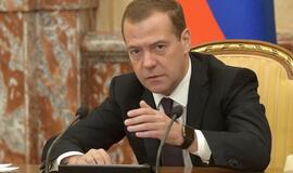 Medvedevas: NATO lėktuvų pristatymas Ukrainai prilygs tiesioginiam karui su Rusija 
