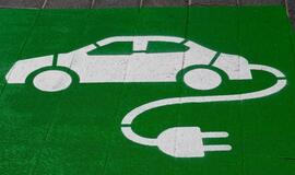JAV ir ES paskelbė apie derybas dėl iškasenų elektromobilių akumuliatoriams