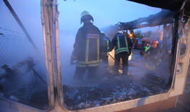 Ugnies paženklintos nelaimės: degė statybininkų vagonėlis ir metalo dirbtuvės 