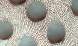 NASA paskelbė tobulų pusrutulių formos kopų Marse nuotraukas