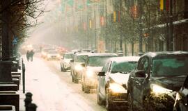 Kelininkai perspėja: pagrindiniai valstybinės reikšmės keliai daugelyje šalies rajonų slidūs dėl plikledžio ir sniego sluoksnio
