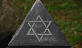 Gargždų senosiose žydų kapinėse apipaišyti paminklai