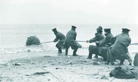 Traukiama mina iš Anglijos pakrančių (iliustruotosios istorijos nuotr.) 