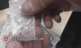 NEPAVYKO. Iš Nyderlandų į Lietuvą trijų klaipėdiečių kontrabanda atgabentas kokainas atsidūrė ne gatvės prekeivių, o policininkų rankose. Asociatyvi policijos nuotr.