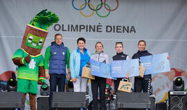 ŠAUNUOLĖ. Vilmantė Gruodytė (antra iš dešinės) 5 km bėgimo varžybose iškovojo trečiąją vietą. Vytauto DRANGINIO nuotr.
