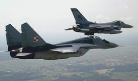  Lenkijos karinių oro pajėgų naudoti F-16 ir MiG-19 naikintuvai. Wikimedia Commons nuotr.