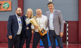 PASIEKIMAS. Tomas Rinkevičius rankose laiko Rumunijos krepšinio čempionato trečiosios vietos taurę.  Sibiu CSU nuotr.