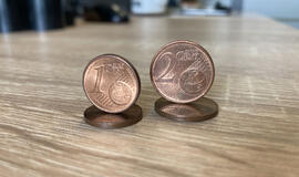 MONETOS. Vieno ir dviejų centų nominalo monetų planuojama atsisakyti po dvejų metų. Viktoro KESMINO nuotr.