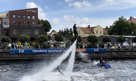 VIRĖ VEIKSMAS. Vandens sporto festivalio, kuriame netrūko varžybų ir įvairių atrakcijų, akimirkos. Pauliaus MATULEVIČIAUS nuotr.