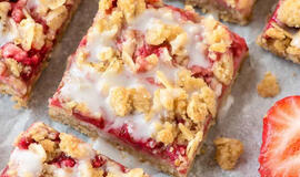 Braškių avižinių dribsnių batonėliai