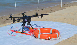 Pajūrio gelbėtojai pristatė naujovę – skęstančiuosius gelbėti padedantį droną