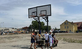 Filipiniečiai žaidžia krepšinį kruizinių laivų terminale