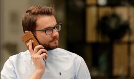 Mitas ar tiesa: mokslininkai atsakė, ar tikrai geriau telefoną dėti tik prie kairiosios ausies 