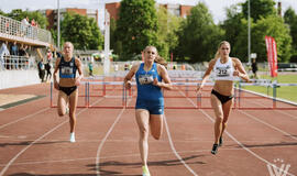 RIMTAS IŠBANDYMAS. Gabija Klimukaitė (viduryje) jau penktadienį Suomijoje dalyvaus Europos U23 lengvosios atletikos čempionate. Organizatorių nuotr.