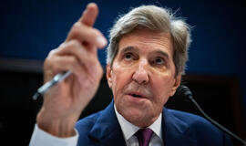 JAV klimato pasiuntinys J. Kerry surengė 4 valandų susitikimą su kolega iš Kinijos