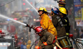 Filipinuose gaisrui kilus name, kuriame veikė drabužių fabrikas, žuvo 15 žmonių