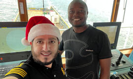 KAPITONAS Denisas Legenzovas nestokoja humoro jausmo. Kad ir kur būtų, savo laive organizuoja Kalėdų šventimą. Dirbti Afrikoje jis nebijo, nes yra fatalistas. Nuotrauka iš asmeninio archyvo