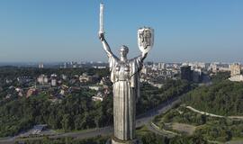 Rusija priešiškai sureagavo į Ukrainos sprendimą ant žymios skulptūros Kyjive iškelti savo nacionalinį herbą. EPA-ELTA nuotr.
