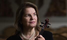 „Mano veikla man suteikia suvokimą, kad darau prasmingą darbą. Jausmą, kurį gali patirti tik mokytojas, kai mokinys, kuriam tu įdavei mažytį smuikelį, šiandien stovi scenoje prieš orkestrą ir tūkstantinei publikai griežia gražiausius ir sudėtingiausius kūrinius“, - sako Klaipėdos Eduardo Balsio menų gimnazijos smuiko mokytoja Saulutė Domarkienė. Egidijaus Songailos nuotr.