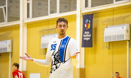 PATIRTIS. „Dragūno“ varomoji jėga - iš Islandijos į gimtąją Klaipėdą grįžęs Karolis Stropus. Jis ne tik yra vyr. trenerio Gintaro Cibulskio asistentas, bet ir aikštėje iš dragūniečių kol kas pelno daugiausiai įvarčių. RK „Dragūnas“ nuotr.