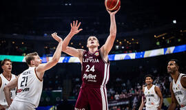 PAVYDĖTINAS KOVINGUMAS. Latvijos krepšininkai buvo per plauką nuo pasaulio čempionato pusfinalio. FIBA.com nuotr.