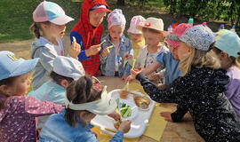 Ekologiški Mažeikių lopšelio-darželio „Buratinas“ vaikų pavakariai lauke.