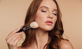 Žinoma vizažistė pataria, kaip atlikti nepriekaištingą makiažą su vos keliomis priemonėmis