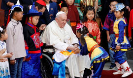 Popiežius atvyko į Mongoliją, kur susitiks su itin maža katalikų bendruomene
