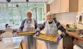 PYRAGAS. „Vėsų rudens rytą susirinkę globos namų virtuvėlėje kepėme obuolių pyragą. Dirbome daug - skutome, pjaustėme obuolius, maišėme tešlą. Įdėję daug meilės gavome labai skanų obuolių pyragą. Daug juokėmės ir labai skaniai viską suvalgėme“, - kasdienėmis akimirkomis džiaugiasi globos namų bendruomenė.