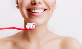 Ekspertai paaiškino, kodėl nereikėtų sudrėkinti dantų šepetėlio prieš naudojant dantų pastą.
