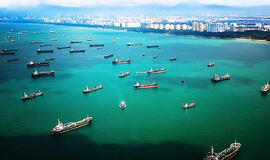 SINGAPŪRO sąsiauryje aktyviausias laivų judėjimas. Juo kasmet praplaukia 40 tūkst. laivų. Nuotrauka iš asmeninio kapitono Juozo Liepuoniaus archyvo