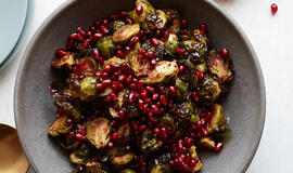 Skrudintos Briuselio kopūstų salotos su granatų sėklomis