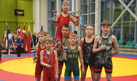 KLAIPĖDOS KOMANDA. Štai šie jaunieji Klaipėdos „Viesulo“ sporto centro imtynininkai Latvijoje skynė pergales.  Asmeninio albumo nuotr.