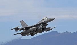 Per pratybas virš Geltonosios jūros sudužo JAV naikintuvas