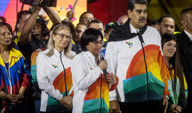 Venesueloje surengtas referendumas dėl kaimyninės Gajanos teritorijos dalies užėmimo. N. Maduro su žmona, vilkintys Gajanos vėliavos spalvų drabužiais