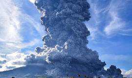 Indonezijoje išsiveržus ugnikalniui žuvo mažiausiai 11 alpinistų. 