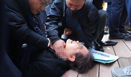 Pietų Korėjos opozicijos lyderis padurtas į kaklą