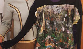 Šio megztinio priekį papuošė Zitos Butkienės ant šilko nutapytas paveikslas su Paryžiaus vaizdu.