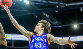 SLIDI RIBA. Neptūnietis Ignas Sargiūnas galėjo tapti didvyriu, o dabar yra įvairiai linksniuojamas, kadangi lemiamą akimirką prametė metimą iš po krepšio. BC „Neptūnas“ nuotr.