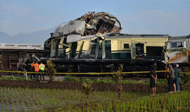 Indonezijoje susidūrus traukiniams žuvo 3 žmonės, 28 buvo sužeisti