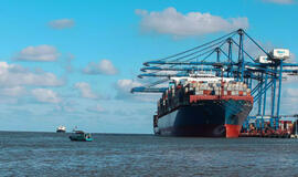 Raudonoji jūra ir Sueco kanalas yra vienas svarbiausių pasaulio jūrų prekybos kelių, juo į Europą gabenama didžioji dalis prekių iš Azijos