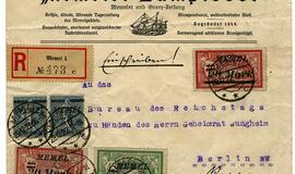 Firminis Klaipėdos laikraščio „Memeler Dampfboot“ vokas. Siunta apmokėta Klaipėdos krašto pašto ženklais. Kaip registruotas laiškas ji siųsta 1922 m. gruodžio 29 d. iš Klaipėdos į Berlyną.
