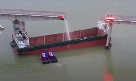 Kinijoje laivas rėžėsi į tiltą, nublokšdamas į upę juo važiavusius automobilius