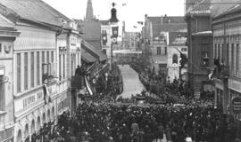 1939 m. kovo 23 d. Miestiečiai pasitinka Biržos gatve atvirame automobilyje į Teatro aikštę vykstantį Adolfą Hitlerį. Ericho KUSSAU nuotrauka. MLIM rinkinys.