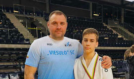 Nuotraukoje Jonas Mikėnas su savo treneriu ir tėčiu Andriumi Mikėnu.