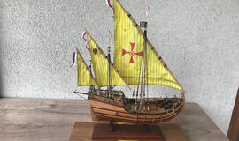 KRUOPŠTUMAS. Preciziškai rekonstruojant Kolumbo laivo „Nina“ modelį Leonui Makūnui teko gerokai paplušėti. Leono MAKŪNO nuotr.