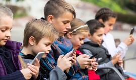 Vaikai su išmaniaisiais telefonais